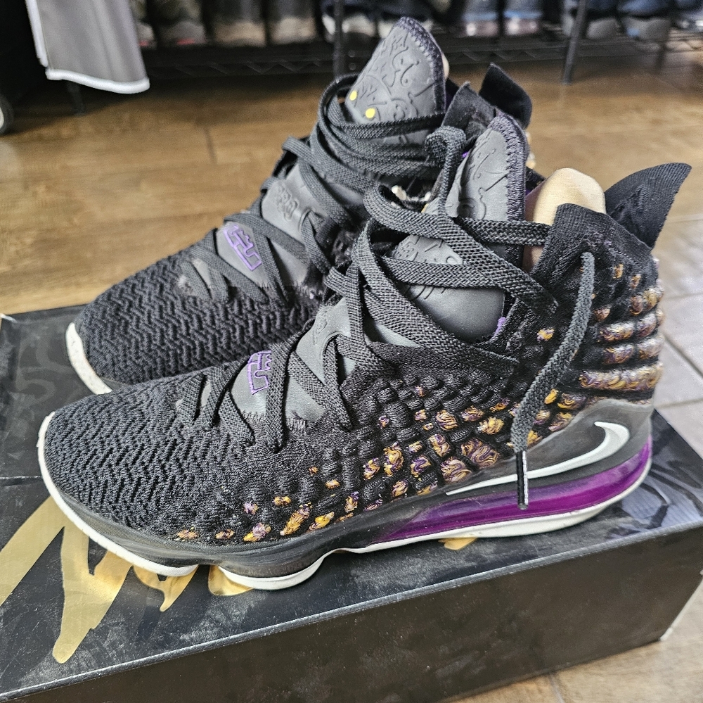 Mens LeBron XVII size 11 laker colors